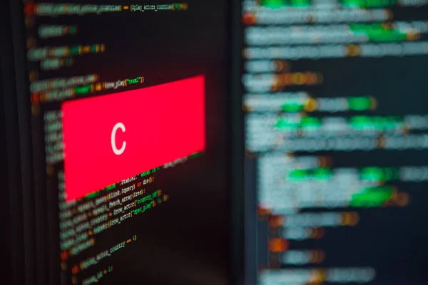 Lenguaje de programación, inscripción C en el fondo del código informático . — Foto de Stock