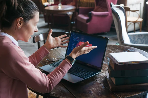 Bir şeyler ters gitti. Dizüstü bilgisayar önünde çok heyecanlı kız, ekranda site kodu ile kırmızı hata uyarısı ile kapatılır.