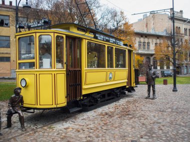 Vyborg, Rusya - 29 Mart 2019: Sokakta eski sarı tramvay
