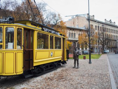 Vyborg, Rusya - 29 Mart 2019: Sokakta eski sarı tramvay