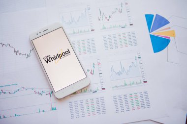 Saint Petersburg, Rusya - 25 Haziran 2019: Akıllı telefon ekranında Whirlpool Corporation logosu.