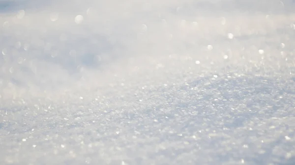 Het oppervlak van de sprankelende verse witte sneeuw. Frosty Morning, vrije ruimte voor tekst. — Stockfoto