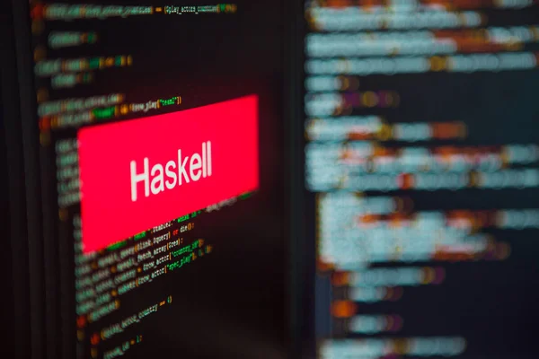 Язык программирования, надпись Хаскелла на фоне компьютерного кода . — стоковое фото