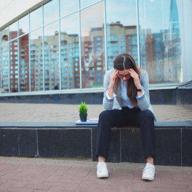 Büyük bir şirketten kovulmak. Ekonomik kriz ve niteliklerle ilgili sorunlar.