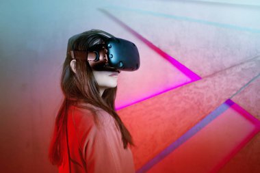 kız vr oyunları, modern teknoloji kavramı oynarken