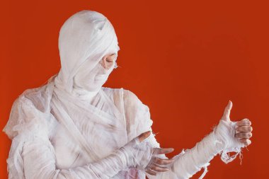 Cadılar Bayramı, kostüm resmi. Sargılı mumyalar jestyapıyor