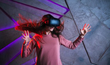 Dikkat et. Vr gözlüklü ve çırpınan saçları olan genç kadın aktif tepki veriyor, oyunda olanlardan korkuyor.