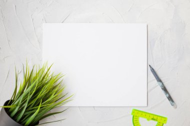 Okul hala eğitim hakkında, notlar için boş bir sayfa ya da yapılacaklar listesi. Gri dokulu arka plan