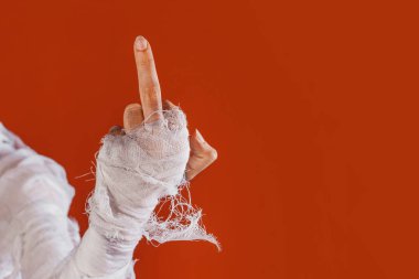 Cadılar Bayramı, kostüm resmi. Mumyanın bandajlarla eli jestyapıyor