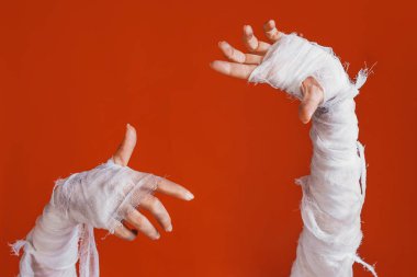 Cadılar Bayramı, kostüm resmi. Mumyanın bandajlarla eli jestyapıyor