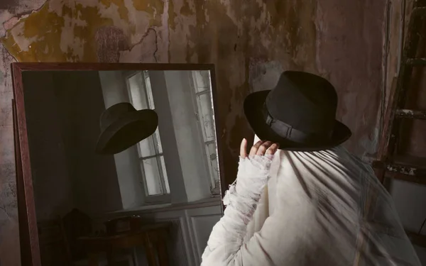 Mutlu Cadılar Bayramı. Sevimli komik Hayalet, dokulu eski bir duvara karşı, antika çelik.