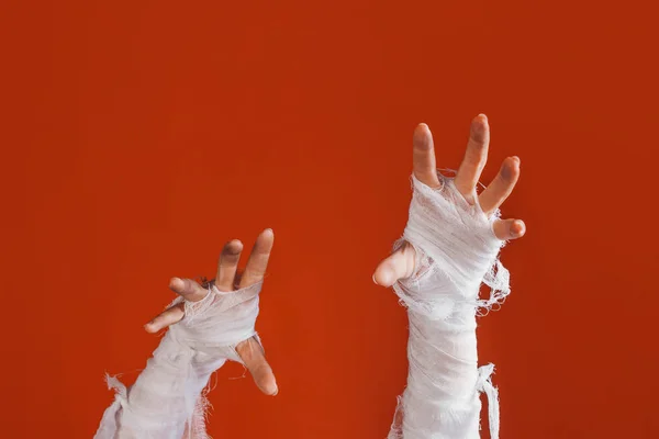 Halloween, obraz kostiumu. Ręka mumia w bandaże co gesty — Zdjęcie stockowe