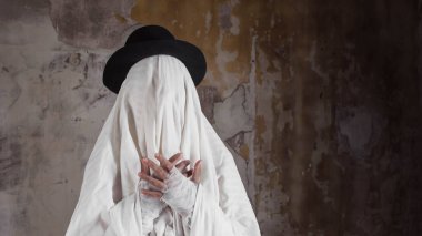 Mutlu Cadılar Bayramı. Sevimli komik Hayalet, dokulu eski bir duvara karşı, antika çelik.