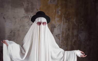 Mutlu Cadılar Bayramı. Sevimli komik Hayalet, dokulu eski bir duvara karşı, antika çelik.