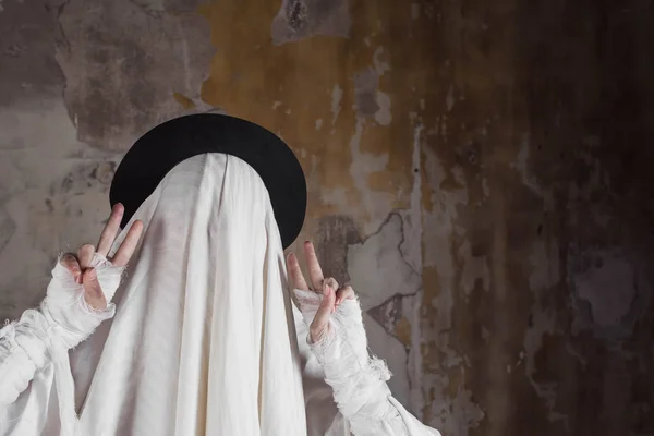 Wesołego Halloween. Cute funny Ghost przeciwko teksturowanej starej ściany, vintage stali — Zdjęcie stockowe