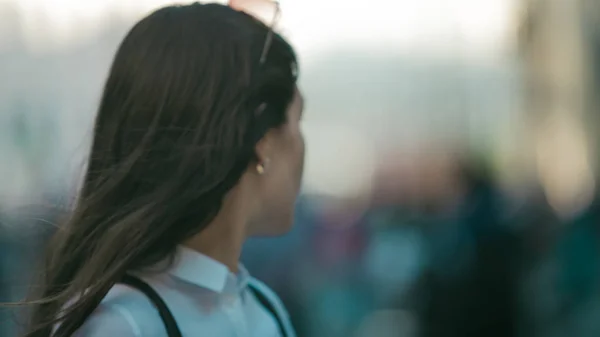 Ragazza per strada tra la folla di passanti, foto in stile di sorveglianza — Foto Stock