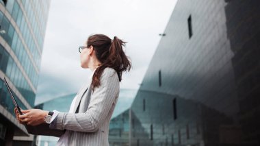 Yüksek lisans uzmanı büyük bir şirkette çalışmaya geliyor. Genç bir kadın Stajyer