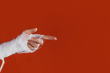 Cadılar Bayramı, kostüm resmi. Mumyanın bandajlarla eli jestyapıyor