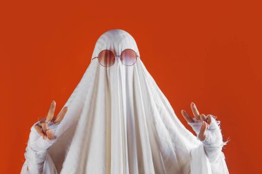 Cadılar Bayramınız Kutlu Olsun. Parlak turuncu arka planda sevimli komik Ghost