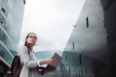 Yüksek lisans uzmanı büyük bir şirkette çalışmaya geliyor. Genç bir kadın Stajyer