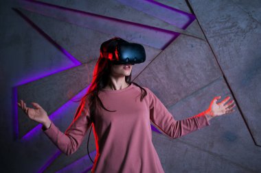Dikkat et. Vr gözlüklü ve çırpınan saçları olan genç kadın aktif tepki veriyor, oyunda olanlardan korkuyor.