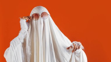 Cadılar Bayramınız Kutlu Olsun. Parlak turuncu arka planda sevimli komik Ghost