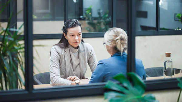 Fiatal Hr nő interjút egy jelölt egy állást. — Stock Fotó