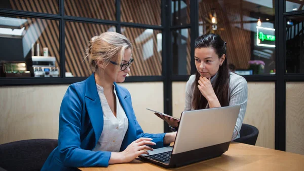 Jovem HR mulher entrevista um candidato para um emprego. Encontro de negócios duas jovens mulheres no trabalho discutindo o projeto — Fotografia de Stock