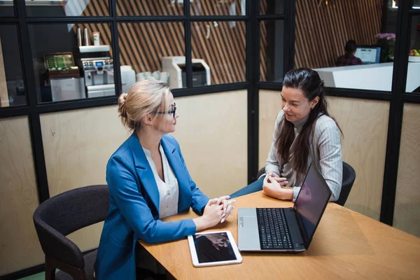 Jovem HR mulher entrevista um candidato para um emprego. Encontro de negócios duas jovens mulheres no trabalho discutindo o projeto — Fotografia de Stock