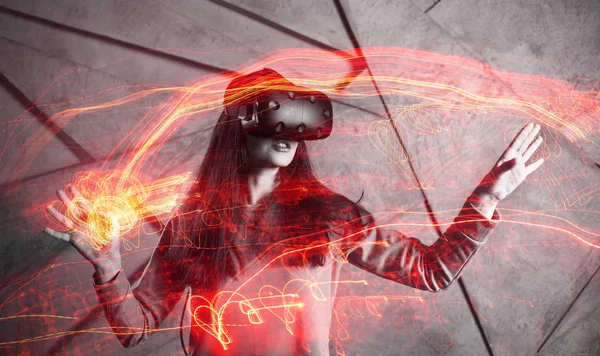 kız bir sanal gerçeklik kask kullanır, modern teknoloji kavramı, çift pozlama etkisi.