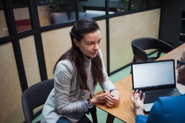 Genç HR kadını iş için bir adayla görüşüyor. İş yerinde projeyi tartışan iki genç bayanla iş görüşmesi.