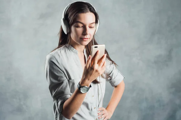 Mujer joven con auriculares y teléfono en la mano , — Foto de Stock