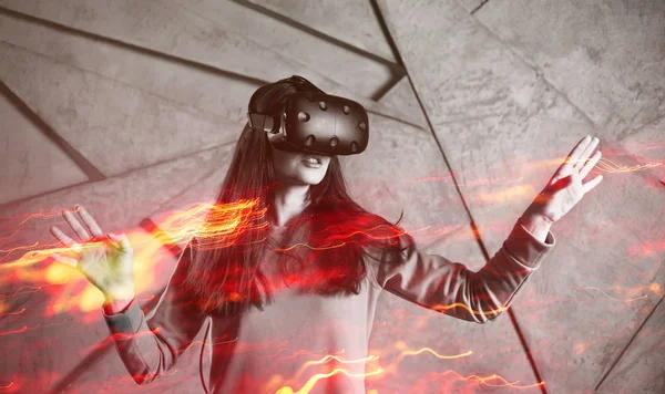 Menina jogando jogos VR, conceito de tecnologia moderna, efeito de dupla exposição . — Fotografia de Stock
