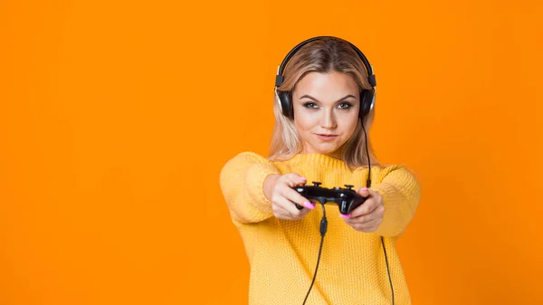 Chica gamer. Jugar juegos de ordenador, un hobby moderno y deporte . — Foto de Stock