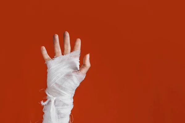 Halloween, imagine de costum. Mâna mamei în bandaje care fac gesturi — Fotografie, imagine de stoc