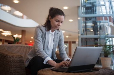 Bir başlangıç çalışması. İş gündelik kıyafetler içinde genç kadın