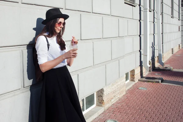 Jonge vrouw in hoed wandelen in de stad. Meisje toerist geniet van de wandeling. — Stockfoto