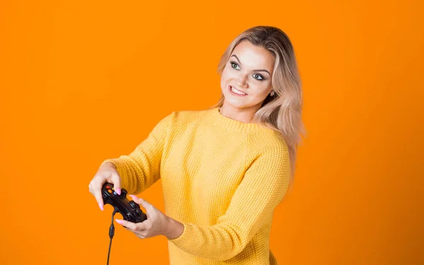 Girl gamer. Play computer games, a modern hobby and sport. — Stock Photo, Image
