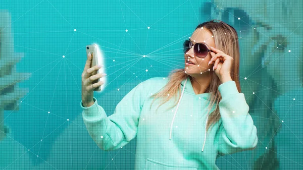 Gezichts- en stemherkenning, concept. Persoonlijke identificatie in een smartphone, moderne technologieën. — Stockfoto