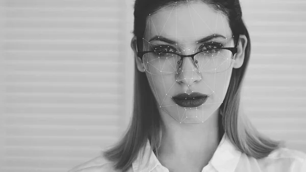 Портрет молодої жінки на сірому фоні та елементи інтерфейсу — стокове фото