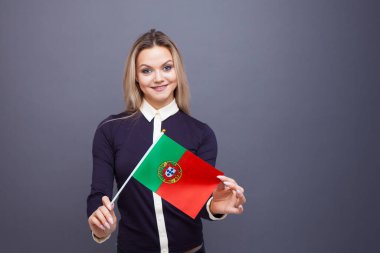 Göçmenlik ve yabancı dil eğitimi, konsept. Elinde Portekiz bayrağı olan gülümseyen genç bir kadın..