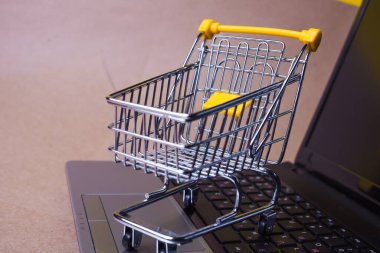 Online satışların sonu. Çevrimiçi alışveriş, dizüstü bilgisayarda alışveriş arabası.