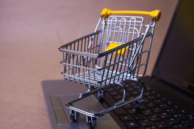 Online satışların sonu. Çevrimiçi alışveriş, dizüstü bilgisayarda alışveriş arabası.