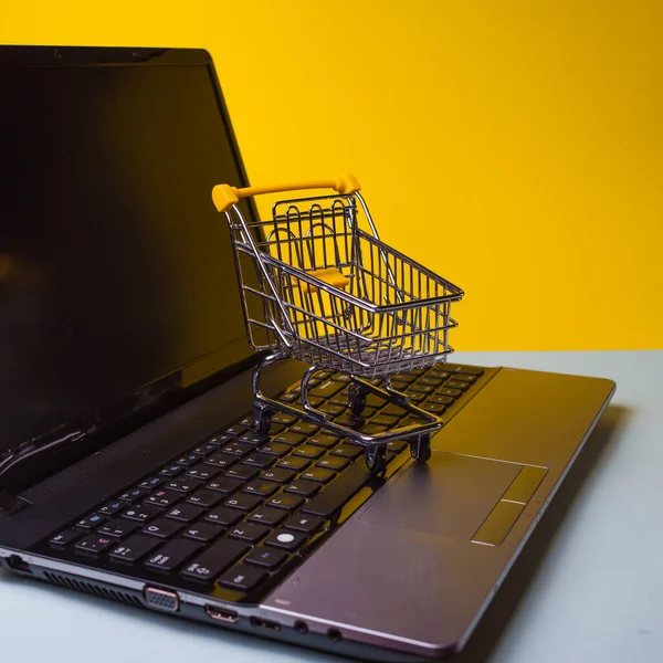 Comércio electrónico. Compras online, carrinho de compras no teclado do laptop . — Fotografia de Stock