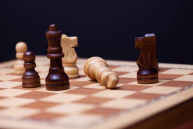 Satranç oyunu, şah mat, bir figür kes, iş dünyasındaki rekabet kavramı