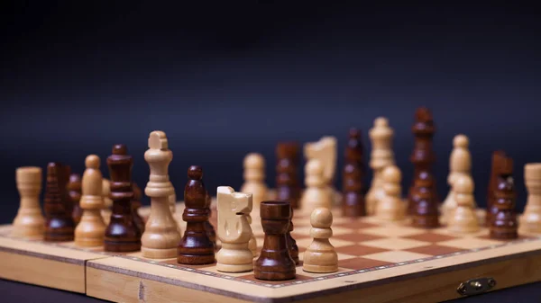 Schach, verschiedene Schachfiguren nach dem Zufallsprinzip. Das Konzept einer multinationalen Arbeitsgruppe, — Stockfoto