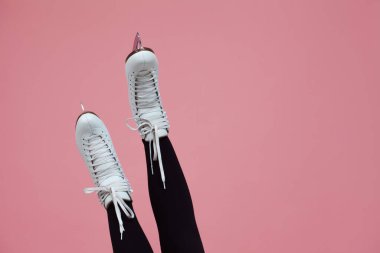 Artistik patinaj bir kış sporudur. Buz patenlerinde kadın ayağı.