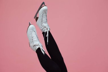 Artistik patinaj bir kış sporudur. Buz patenlerinde kadın ayağı.