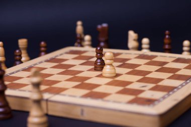 Satranç oyunu, şah mat, bir figür kes, iş dünyasındaki rekabet kavramı