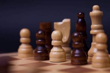 Satranç, rastgele satranç taşları. Çok uluslu çalışma grubu kavramı,